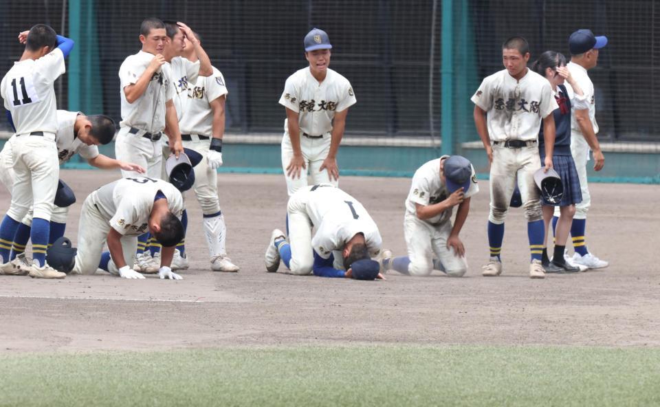 天理に敗れ、泣き崩れる奈良大付・新城楓雅（１）ら奈良大付ナイン（撮影・中田匡峻）