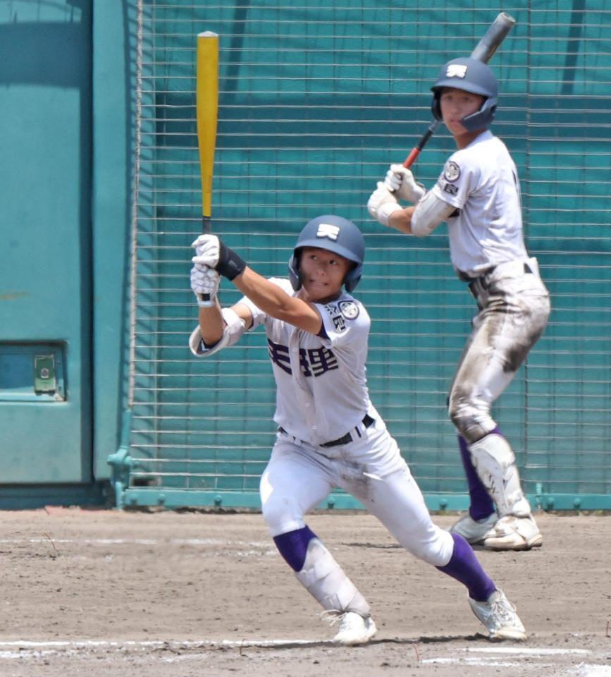 ７回、２点適時打を放つ天理・永井仁之丞（撮影・中田匡峻）