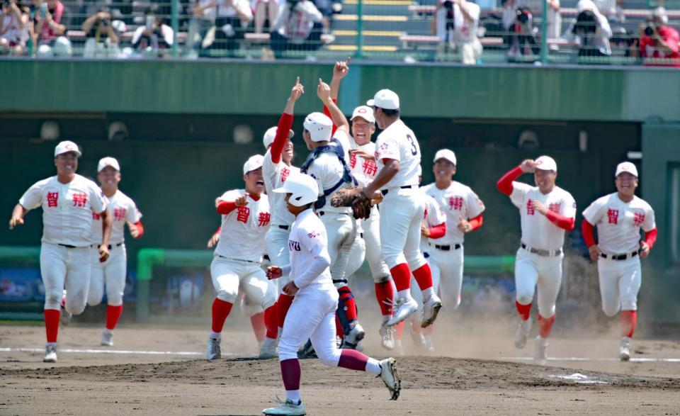 甲子園出場を決め、喜びを爆発させる智弁和歌山ナイン（撮影・坂部計介）