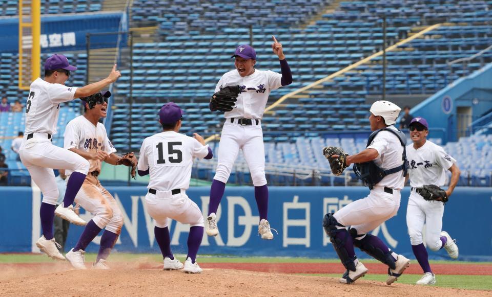 優勝に歓喜の関東第一（撮影・金田祐二）