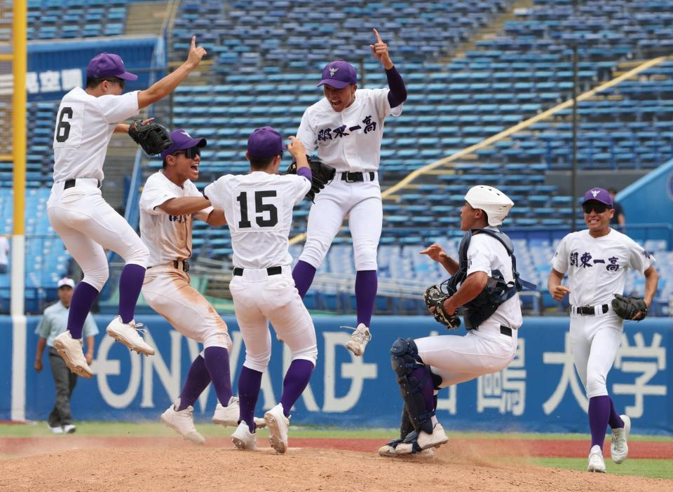 優勝に歓喜の関東第一（撮影・金田祐二）