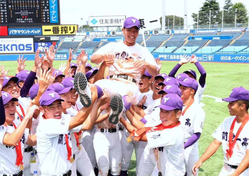 胴上げされる関東第一・井口瑛太（撮影・金田祐二）