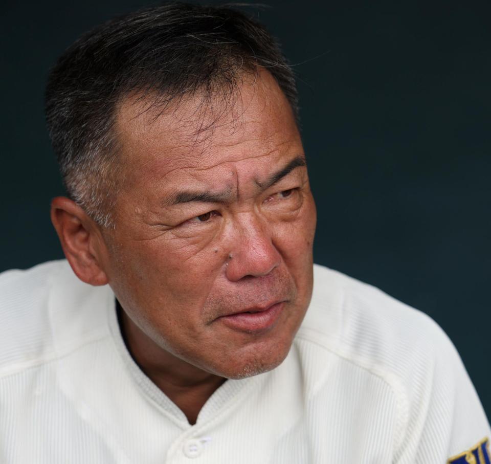 準優勝に終わり、悔しそうな表情を見せる奈良大付・田中一訓監督（撮影・中田匡峻）