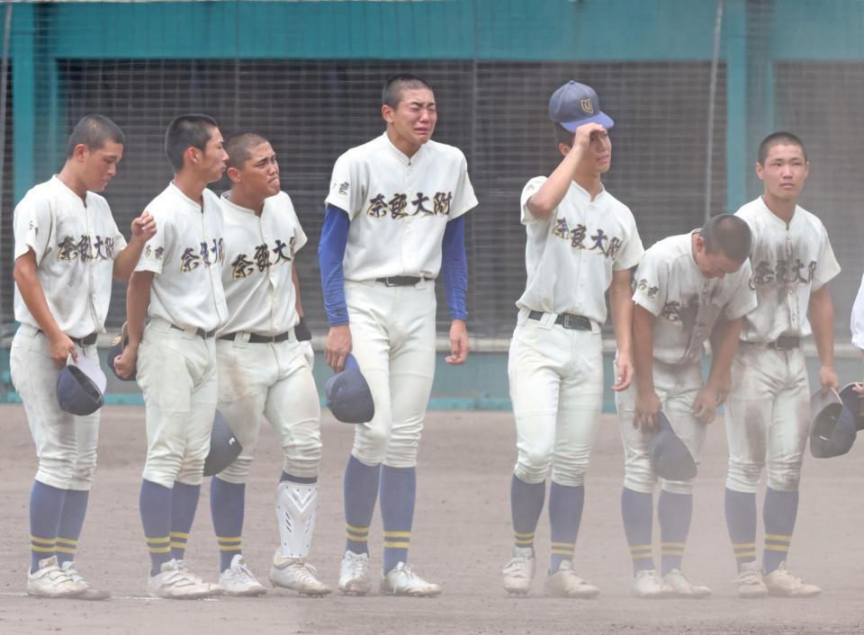 天理に敗れ、涙を流す奈良大付・新城楓雅（中央）ら奈良大付ナイン（撮影・中田匡峻）