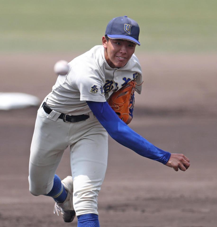 ２回、力投する先発投手の奈良大付・新城楓雅（撮影・中田匡峻）
