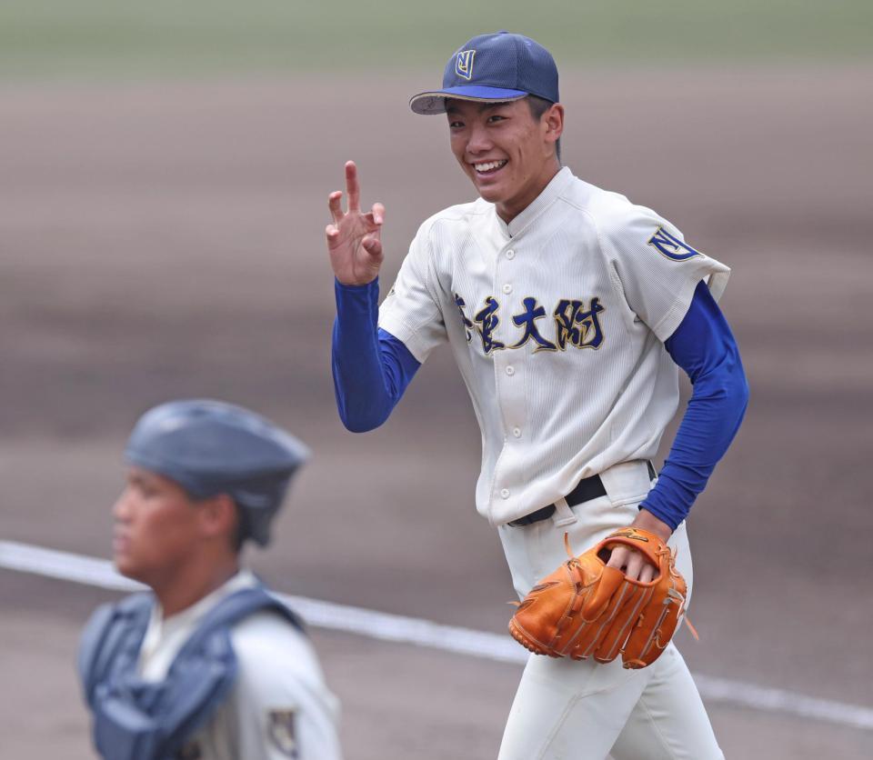 ２回を投げ終え、笑顔でベンチへ戻る奈良大付・新城楓雅（右）＝（撮影・中田匡峻