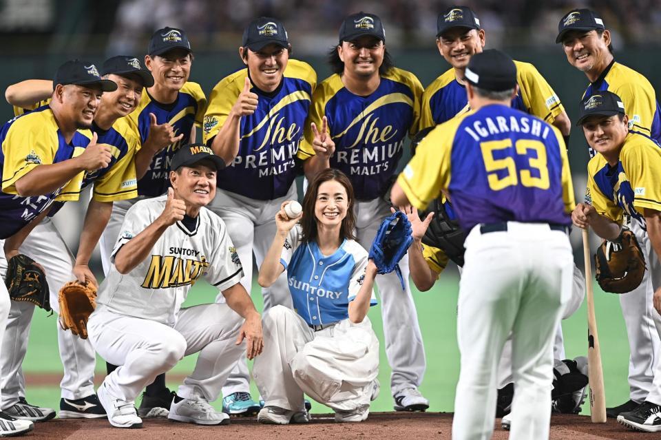 始球式を務め原辰徳氏（左）らと記念撮影する上戸彩（中央）＝撮影・開出牧