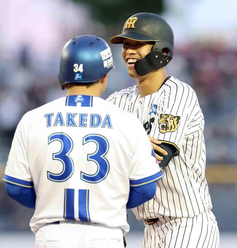 ３回、中前打を放ち、笑顔を見せる岡城（撮影・伊藤笙子）