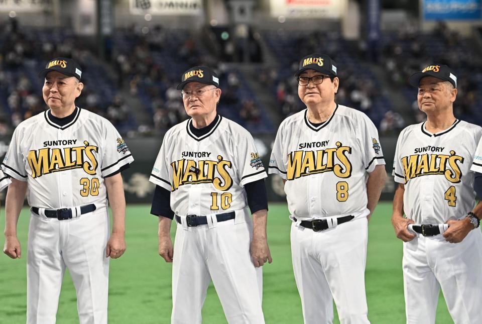 試合前のセレモニーに登場した（左から）江川卓氏、張本勲氏、山本浩二氏、川藤幸三氏（撮影・開出牧）