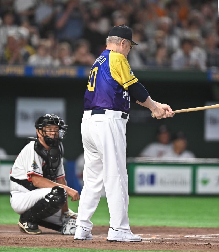 ５回、素振りをして打席に立つ張本勲氏＝東京ドーム（撮影・開出牧）