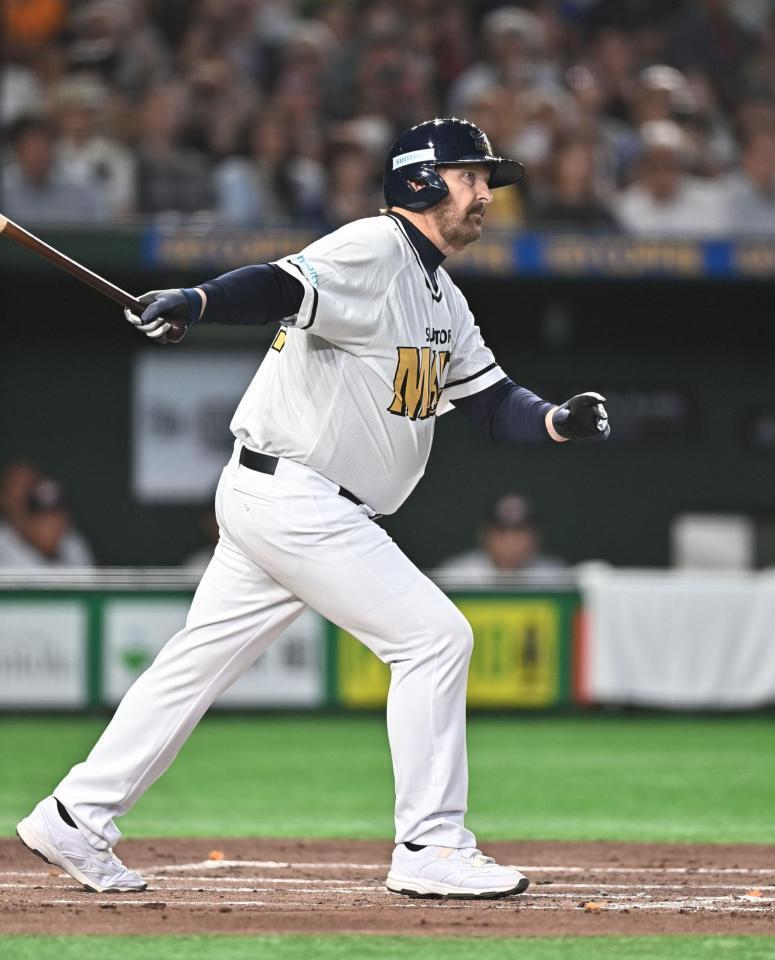 ４回、右前打を放つバース氏（撮影・開出牧）
