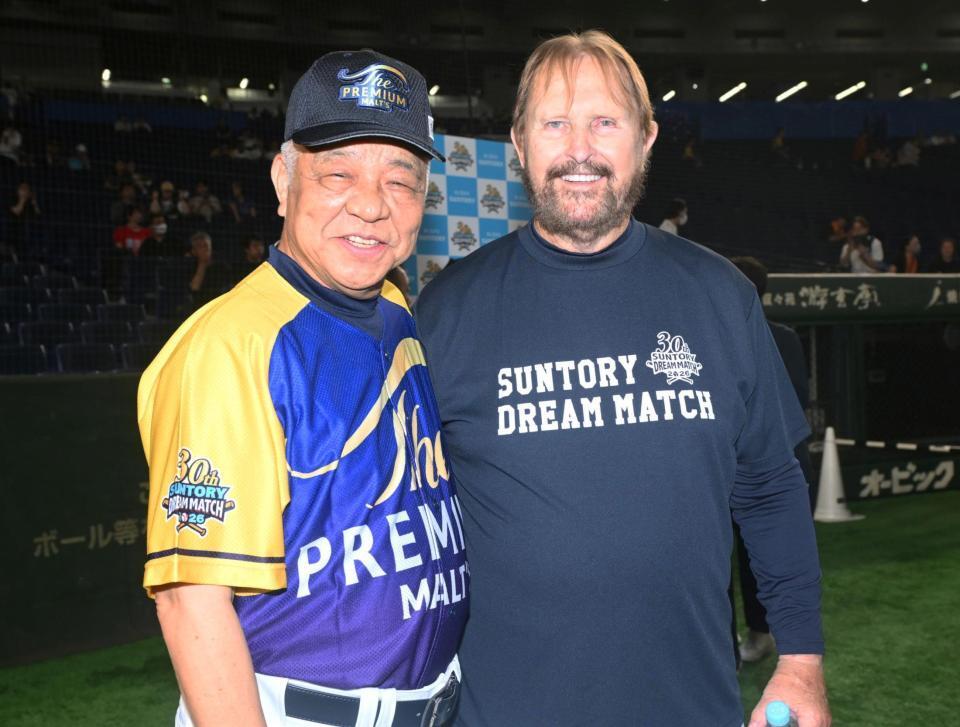 試合前に談笑するバース氏（右）と掛布雅之氏（撮影・開出牧）
