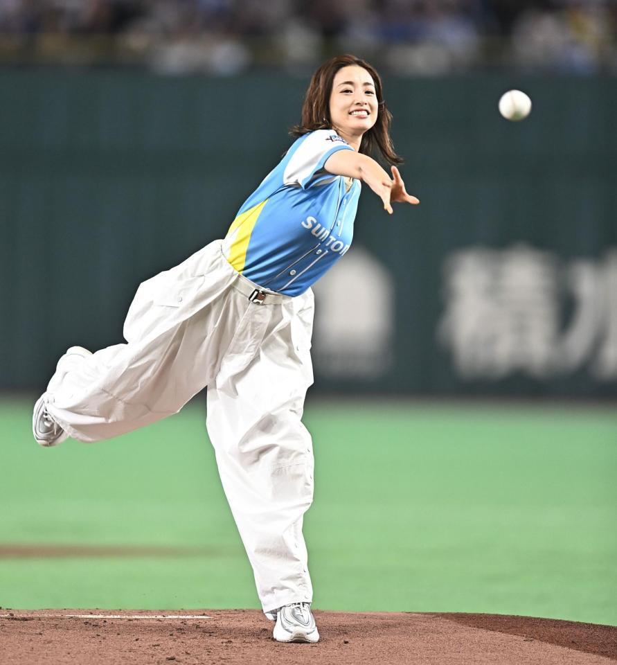 始球式を務める上戸彩（撮影・開出牧）