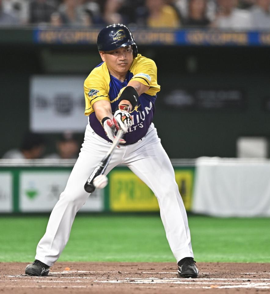 ８回、右前適時打を放つ井口資仁氏（撮影・開出牧）
