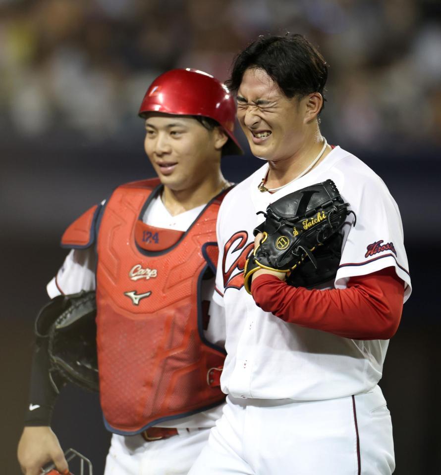 ９回、５失点を喫した斉藤汰（右）＝撮影・伊藤笙子