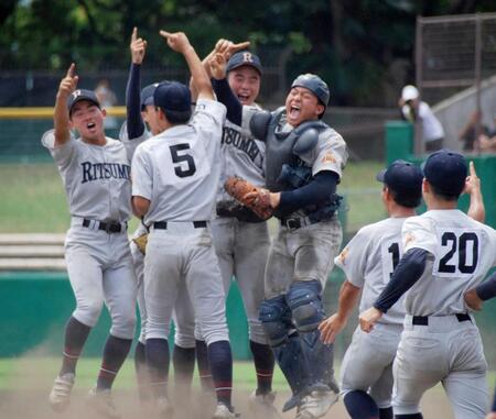 　歓喜の輪で雄叫びを上げる江原（右から３人目）ら立命館宇治ナイン（撮影・北村孝紀）