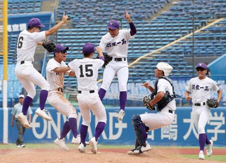 　優勝し歓喜の関東第一ナイン（撮影・金田祐二）