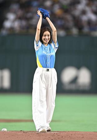 始球式を務める上戸彩（撮影・開出牧）