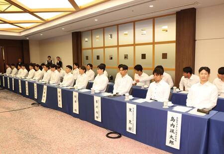 １２球団オーナーとの協議に臨む選手会＝東京ドームホテル（撮影・金田祐二）