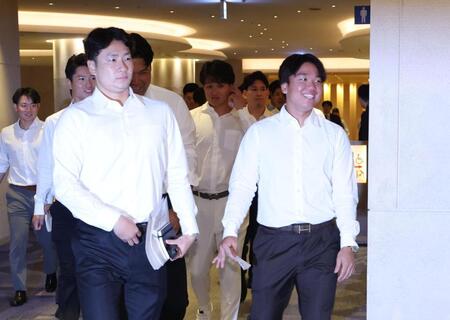 島内（左）と会議に向かう村上（撮影・金田祐二）