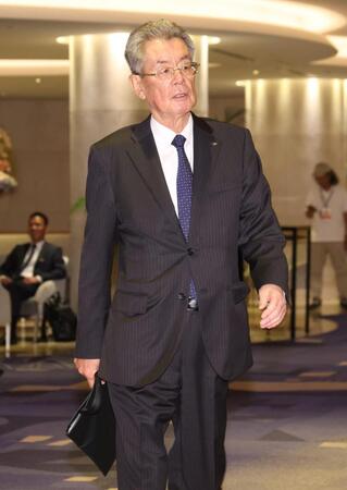 選手会との協議に臨む阪神・秦雅夫オーナー（撮影・金田祐二）
