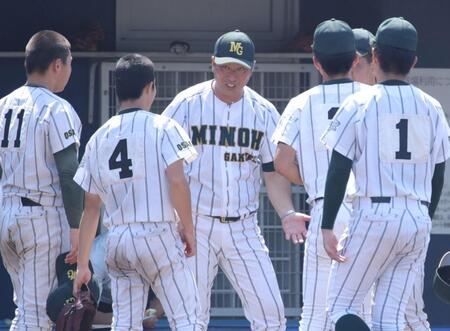 １回裏の攻撃前、ナインに指示を出す箕面学園・山田文博監督（中央）＝撮影・坂部計介