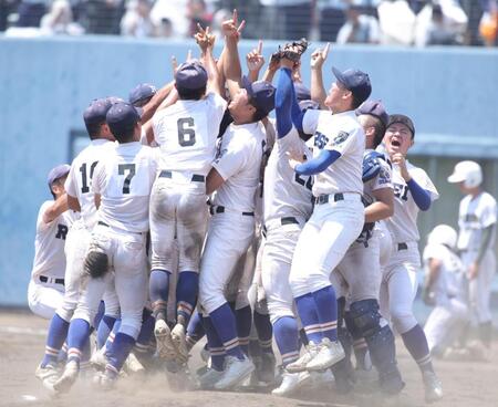 甲子園出場を決め、マウンドに集まり大喜びの履正社ナイン（撮影・坂部計介）