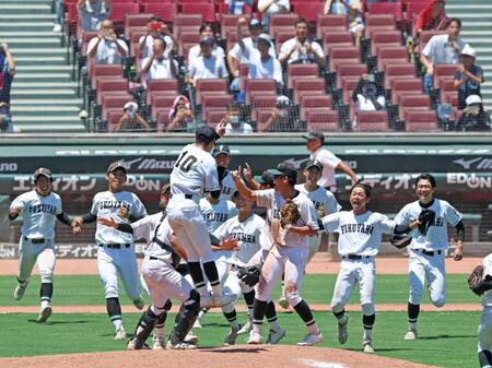 甲子園初出場を決め、歓喜する福山ナイン（撮影・北村雅宏）