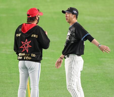 新庄監督（左）と話す藤川監督（撮影・西岡正）
