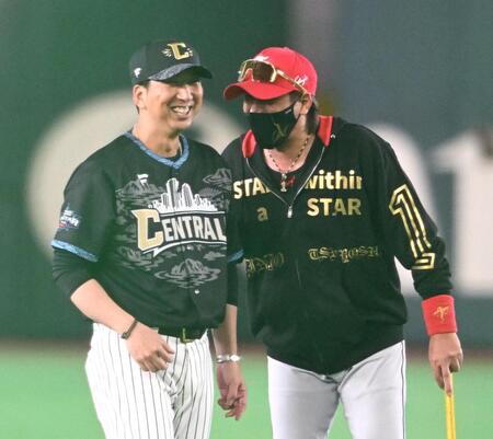 試合前に談笑する藤川監督（左）と新庄監督（撮影・堀内翔）