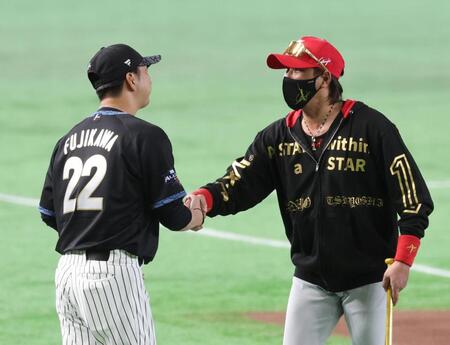 藤川監督（左）と握手する新庄監督（撮影・山口登）