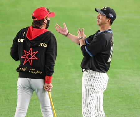 試合前、新庄監督（左）と話す藤川監督（撮影・西岡正）