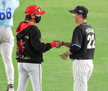 試合前、新庄監督（左）と話す藤川監督（撮影・西岡正）