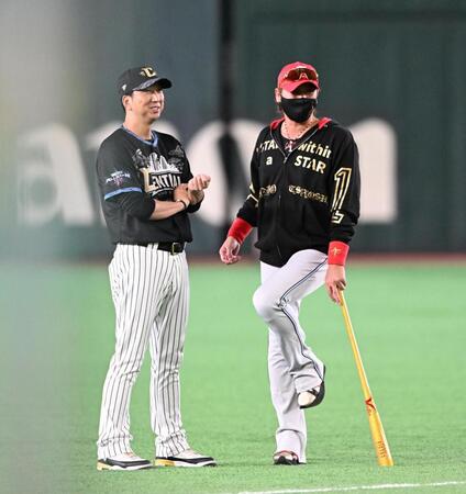 試合前に談笑する藤川監督（左）と新庄監督（撮影・堀内翔）