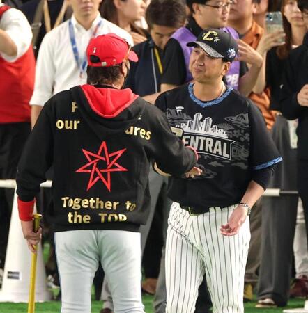 試合前、新庄監督（左）と握手する藤川監督（撮影・西岡正）