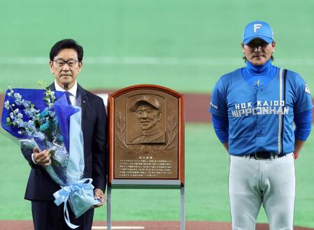 野球殿堂入りした栗山英樹氏は新庄監督（右）と写真に納まる（撮影・山口登）
