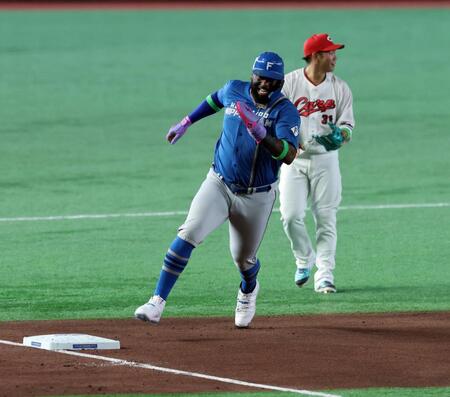 ３回、レイエスは栗原の右翼線二塁打で激走し本塁を狙うもタッチタッチアウトになる（撮影・山口登）