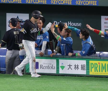 ３回、レイエスの適時打で生還し、ナインとタッチを交わす近藤（撮影・西岡正）
