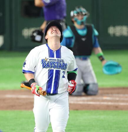 ３回、四球を受ける牧（撮影・金田祐二）
