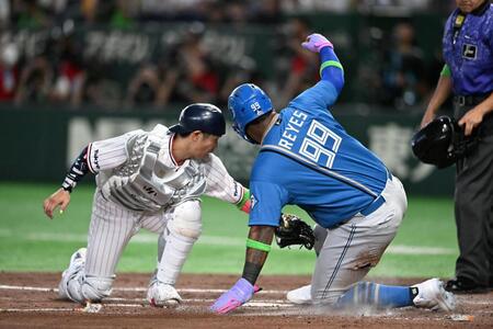 ３回、本塁でタッチアウトになるレイエス（撮影・堀内翔）