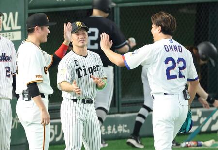 大野を迎える坂本勇人と坂本誠志郎（撮影・金田祐二）