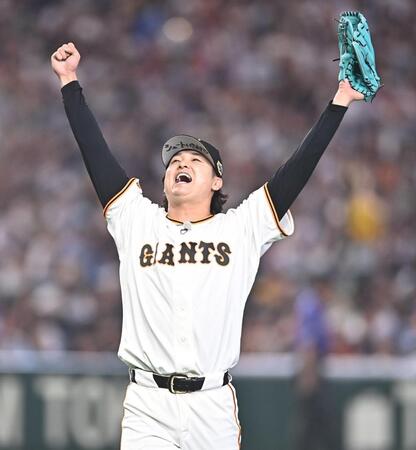 ６回、ネビンを三ゴロ併殺に打ち取りガッツポーズを決める田中瑛（撮影・開出牧）