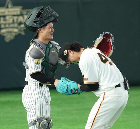 ６回、無失点に抑えた田中瑛をねぎらう坂本（撮影・金田祐二）