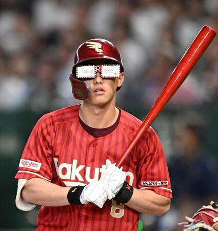 楽天カードのメガネで打席に入る辰己（撮影・堀内翔）