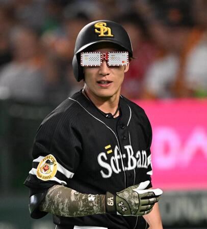７回、辰己から受け取った楽天カードのメガネをかける柳田（撮影・堀内翔）