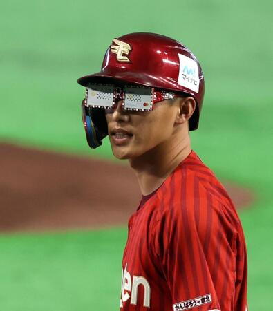 ７回、辰己は楽天カードの眼鏡をかけ打席に立つ（撮影・山口登）