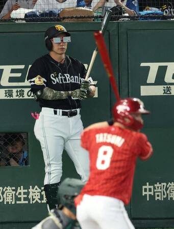 ７回、辰己の〝楽天カード〟メガネで打席を待つ柳田（撮影・金田祐二）