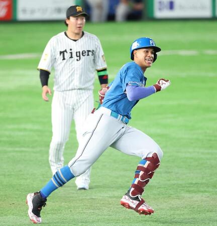 ７回、適時三塁打を放つ万波（撮影・金田祐二）