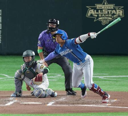７回、右前適時打を放つ万波（撮影・西岡正）