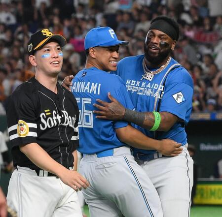 試合後、レイエス（右）と抱き合う万波。左は栗原（撮影・堀内翔）